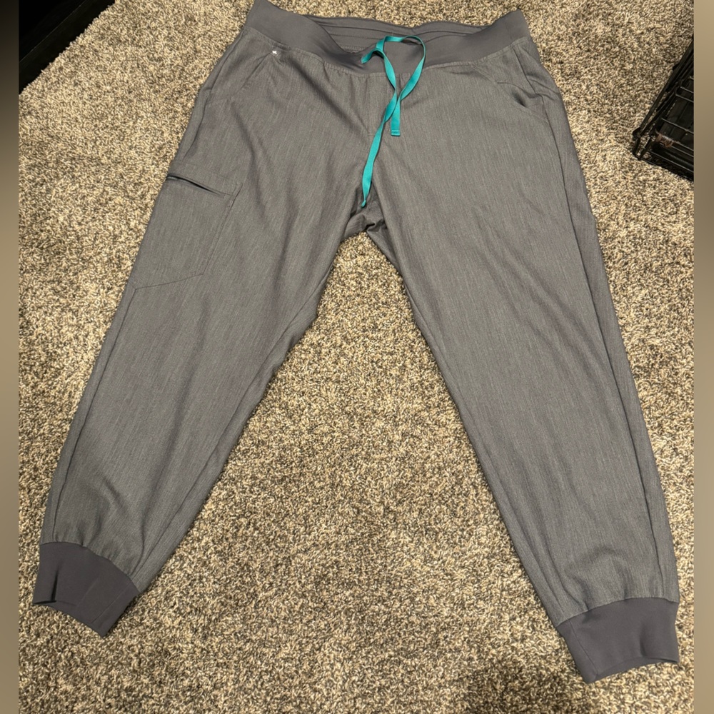 XL petite Figs Graphite Zamora jogger scrub pants